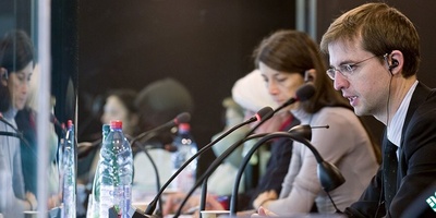 مهم‌ترین اصول و تکنیک های ترجمه همزمان