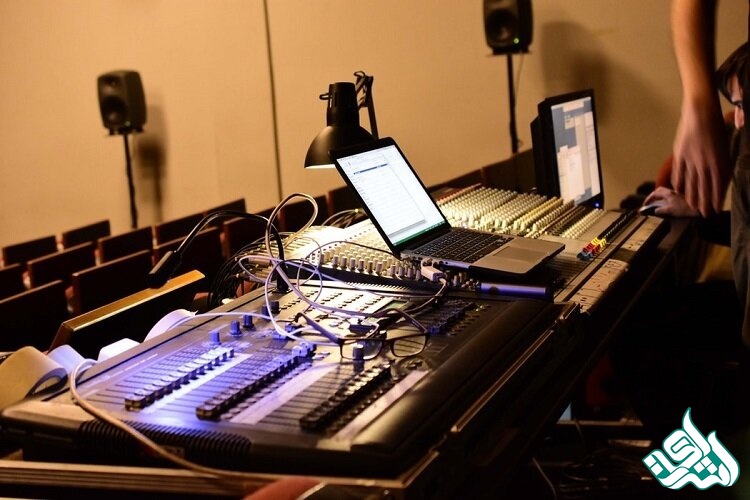 استفاده از تکنولوژی در ترجمه همزمان